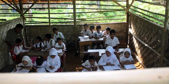 Nestapa siswa Banten belajar di ruang kelas mirip kandang ternak