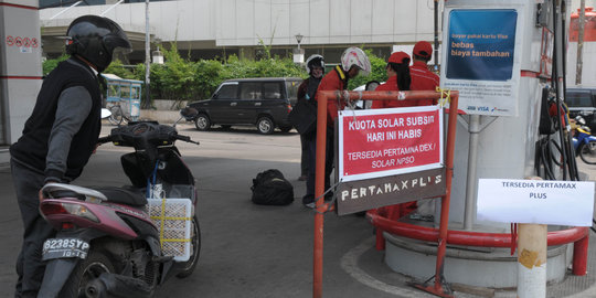 Golkar sebut kubu Jokowi ribut naikkan BBM untuk pencitraan