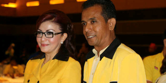 Kader Golkar rebutan foto bersama bupati cantik Tetty Paruntu