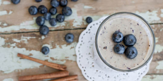 minum smoothies