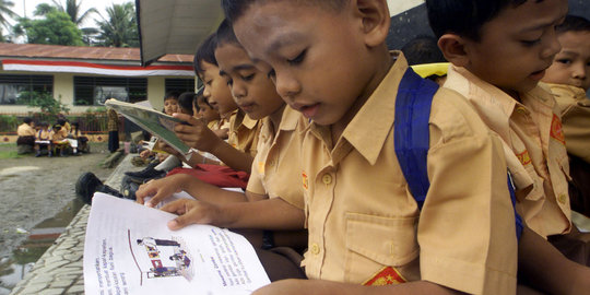 Aturan telat, sekolah di Bali masih jual buku & seragam ke siswa