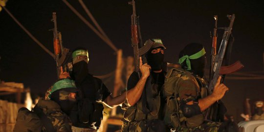 Aksi militan Hamas gelar pawai rayakan gencatan senjata