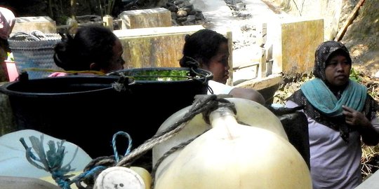 Kekeringan, warga Banyumas antre air bersih sebelum subuh