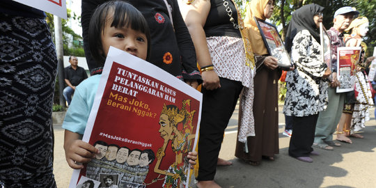 Aktivis HAM dan KontraS gelar demo di Rumah Transisi Jokowi
