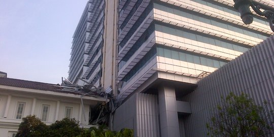 Kanopi di Balai Kota runtuh dari lantai 23 timpa kantor Ahok