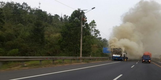 Bus terbakar di Cipularang, kepulan asap tutup jarak pandang