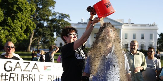 Dukung Palestina, warga AS gelar aksi 'Rubble Bucket Challenge'