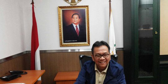 M Taufik pasang foto Prabowo presiden di kantor DPRD DKI 