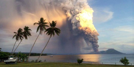 Dahsyatnya erupsi Gunung Tavurvur di Papua Nugini