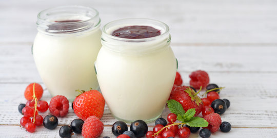 Makan yoghurt, cara enak turunkan berat badan!