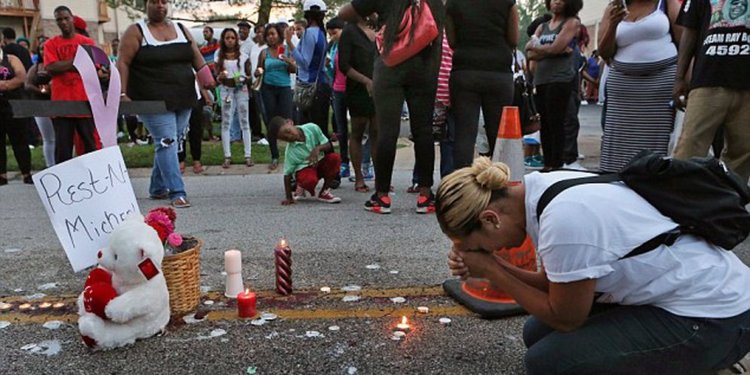 Polisi Ferguson Biarkan Anjingnya Kencing Di Tempat Brown Tewas