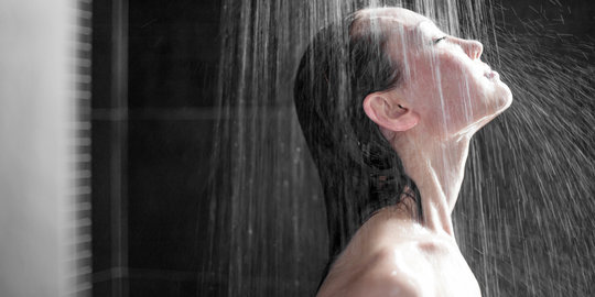 Ini 10 manfaat kesehatan di balik kesegaran mandi air dingin