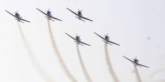 Tim Jupiter TNI AU pamer kehebatan bermanuver di langit Monas