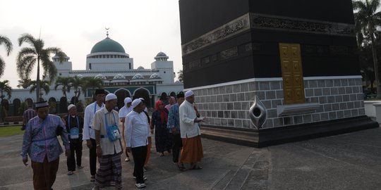 Calon jemaah haji jalani latihan manasik di asrama Pondok Gede