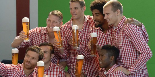 Gaya pasukan Bayern Munich saat pemotretan iklan bir Paulaner