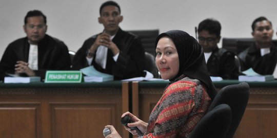 Atut pasrah dan panjatkan doa menjelang vonis