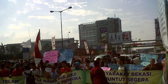 Warga demo ke kantor Bupati Bekasi, tolak perluasan pabrik baja
