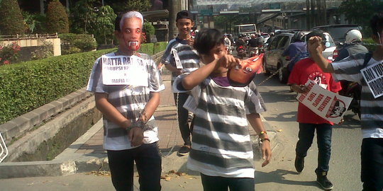 Belasan orang ngaku relawan Jokowi tuntut KPK tangkap SBY