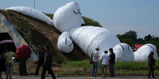 Boneka kelinci plastik raksasa hebohkan warga Taiwan