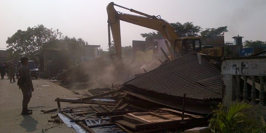 Percepat pembangunan Akses Tol Priok, petugas bongkar bangunan