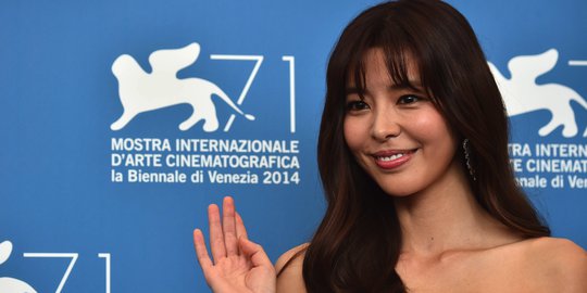 Senyuman manis Kim Gyu Ri di Festival Film Venice