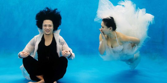 Uniknya foto pre wedding di dalam air ala calon pengantin China