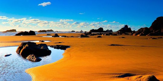 Porto Ferro, pantai dengan pasir sewarna buah jeruk di Italia