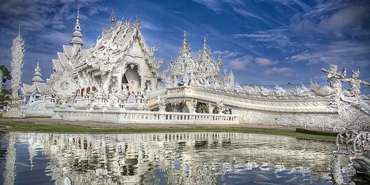 Wat Rong Khun, kuil putih yang menakjubkan sekaligus seram