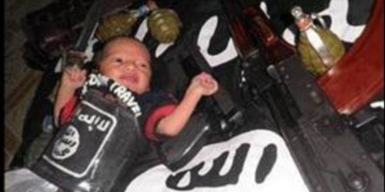 Foto bayi dengan senapan AK47 & bendera ISIS beredar di Twitter