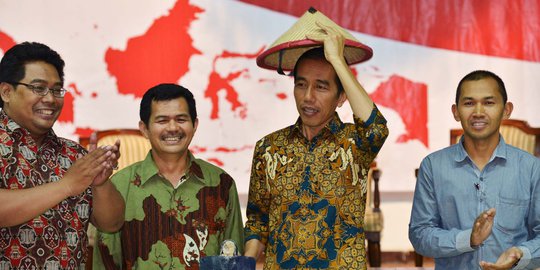 Hadiri Seknas Tani, Jokowi dihadiahi cangkul dan caping