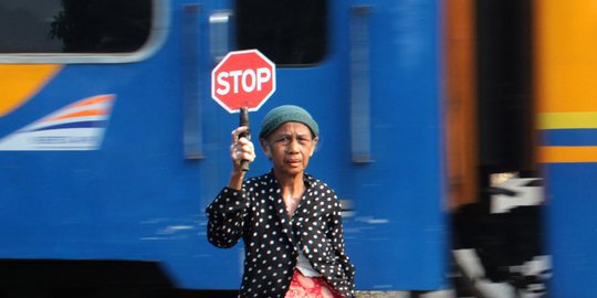 Kisah nenek 70 tahun di Serang sukarela jaga perlintasan kereta