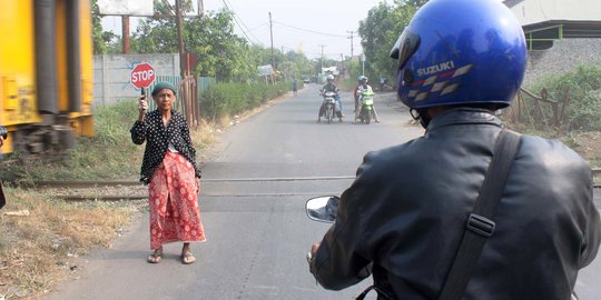 Tak bunyikan klakson, masinis diacungi bogem nenek Masmatum