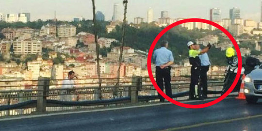 Polisi narsis selfie di depan orang yang ingin bunuh diri