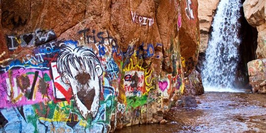 Graffiti Falls, perpaduan keindahan alam dan seni jalanan?