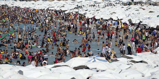 Libur musim panas, warga Mesir banjiri pantai