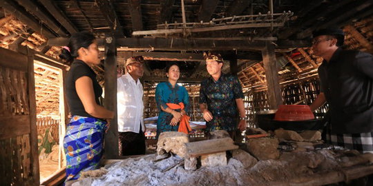Satu keluarga di Bali tidur di kandang ayam
