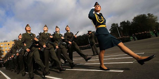 Gaya taruna militer wanita Rusia saat upacara di St Petersburg
