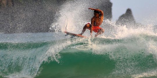 Papan surfing milik turis Australia yang hilang ditemukan