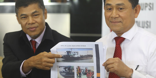Brigjen Pol Kamil tunjukkan bukti penyelundupan migas di Riau