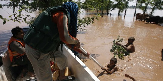 Aksi penyelamatan dramatis puluhan korban banjir di Pakistan