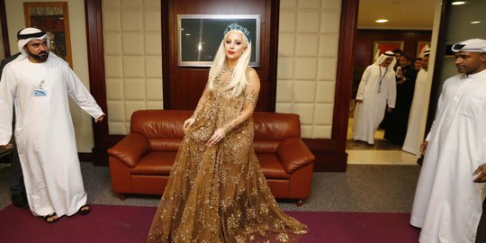 Kunjungi Dubai, Lady Gaga tampil bergaun emas transparan
