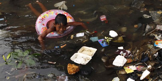 Potret keceriaan anak-anak Asia bermain di lingkungan kumuh