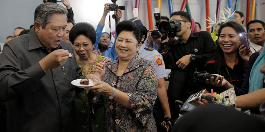Ketika SBY malu-malu disuapi kue ultah oleh Bu Ani