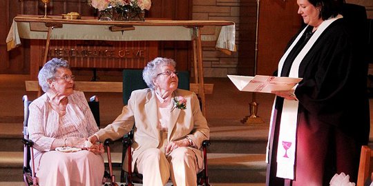 72 Tahun hidup bersama, pasangan lesbian Amerika menikah