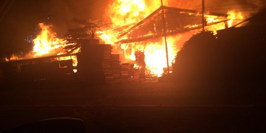 Rumah dan 4 lapak pedagang buah di Tangerang ludes terbakar
