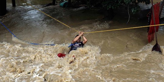 Aksi nekat warga India seberangi derasnya arus banjir