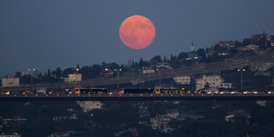 Keindahan fenomena Supermoon di berbagai belahan dunia