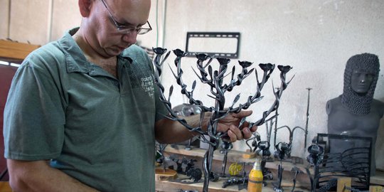Pria ini sulap ratusan rudal sisa perang Gaza jadi karya seni
