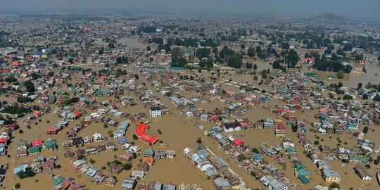 Pandangan udara ribuan rumah di India terkepung banjir