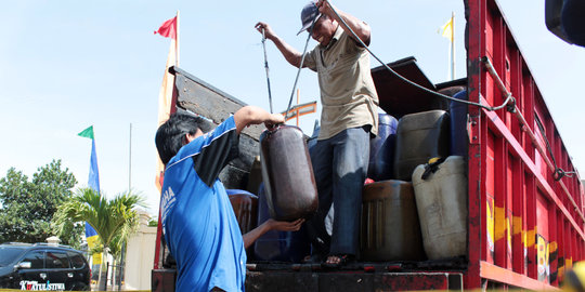 Siap berangkat, 13 truk solar sulingan ilegal digagalkan polisi